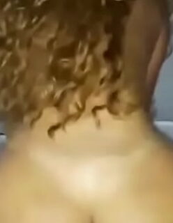 Novinha cacheada sentando gostoso na vara dura