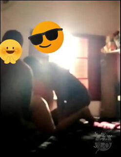 Negão socando forte na mulher do corno filmando tudo
