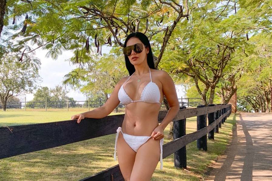 Fotos sensuais da cantora Simaria Mendes