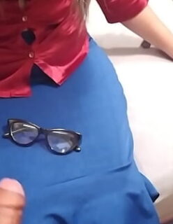 Crentinha de saia azul com babado e o pauzudo